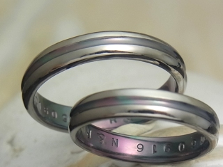 ダークグレーのライン入り結婚指輪
