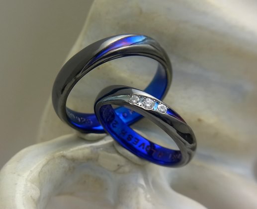ブラックチタンにダイヤ3石＋ブルー結婚指輪